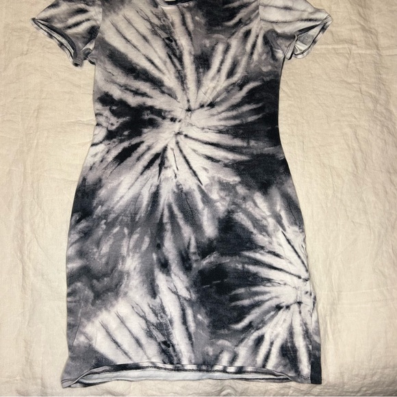 H&M T-Shirt Dress - Picture 2 of 3